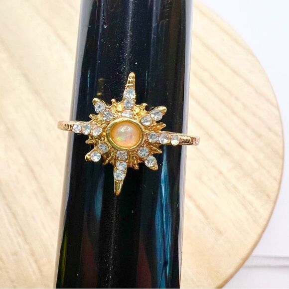 Irridescent gem and rhinestone studded starburst ring on gold tone band - 8.75 - Picture 1 of 8